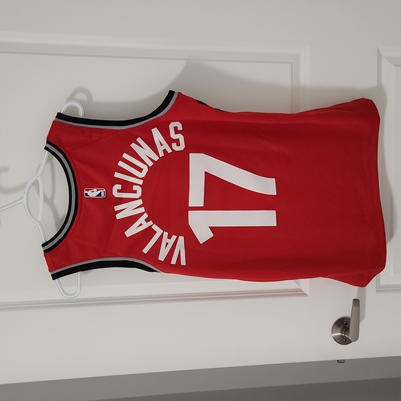 Toronto Raptors #17 Jonas Valanciunas jersey - Picture 2 of 3